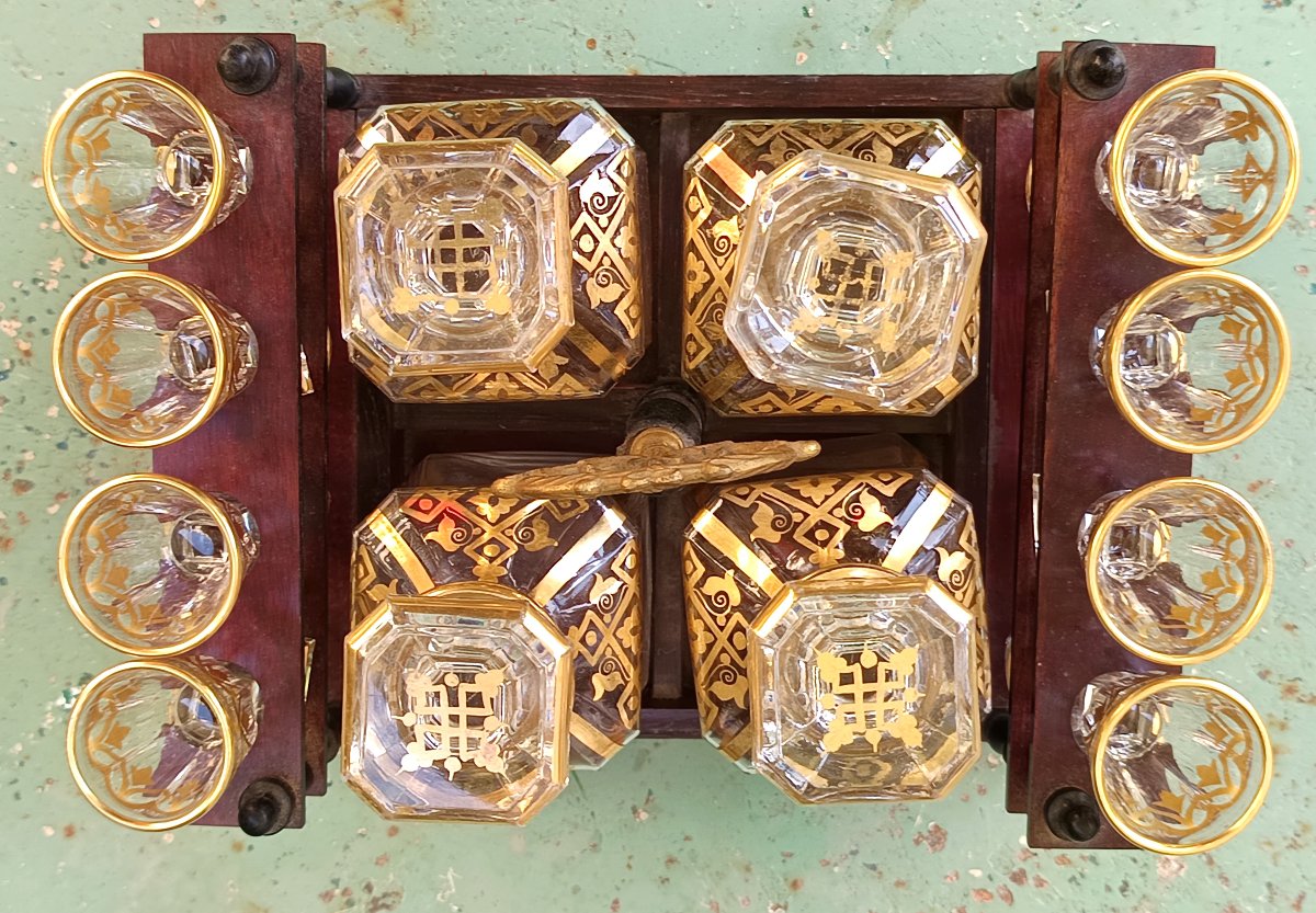  Cristallerie dorée de Cave à liqueur complète : 16 verres, 4 flacons. Baccarat 1850-photo-3