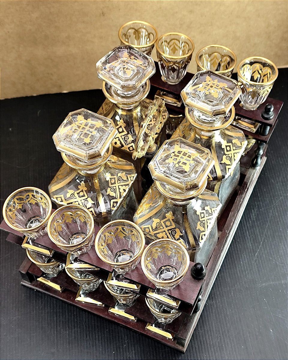  Cristallerie dorée de Cave à liqueur complète : 16 verres, 4 flacons. Baccarat 1850-photo-4