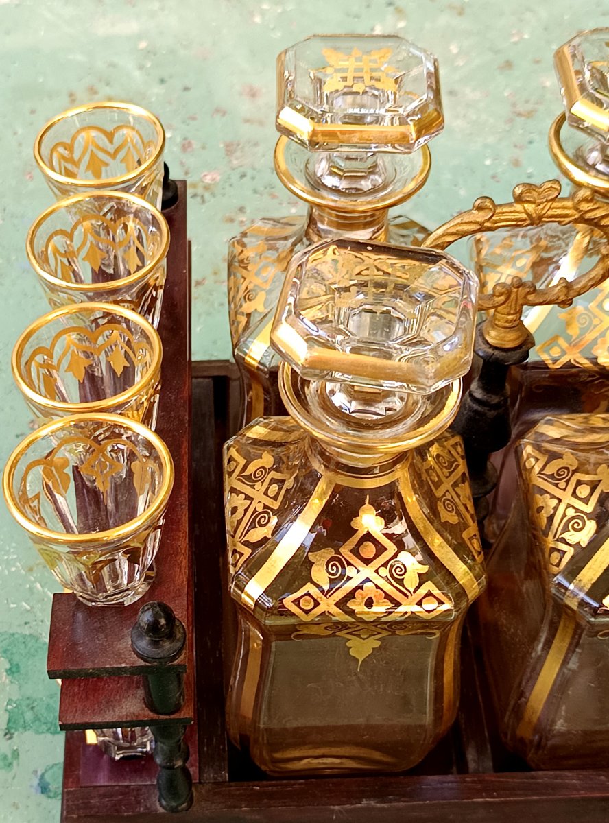  Cristallerie dorée de Cave à liqueur complète : 16 verres, 4 flacons. Baccarat 1850-photo-2