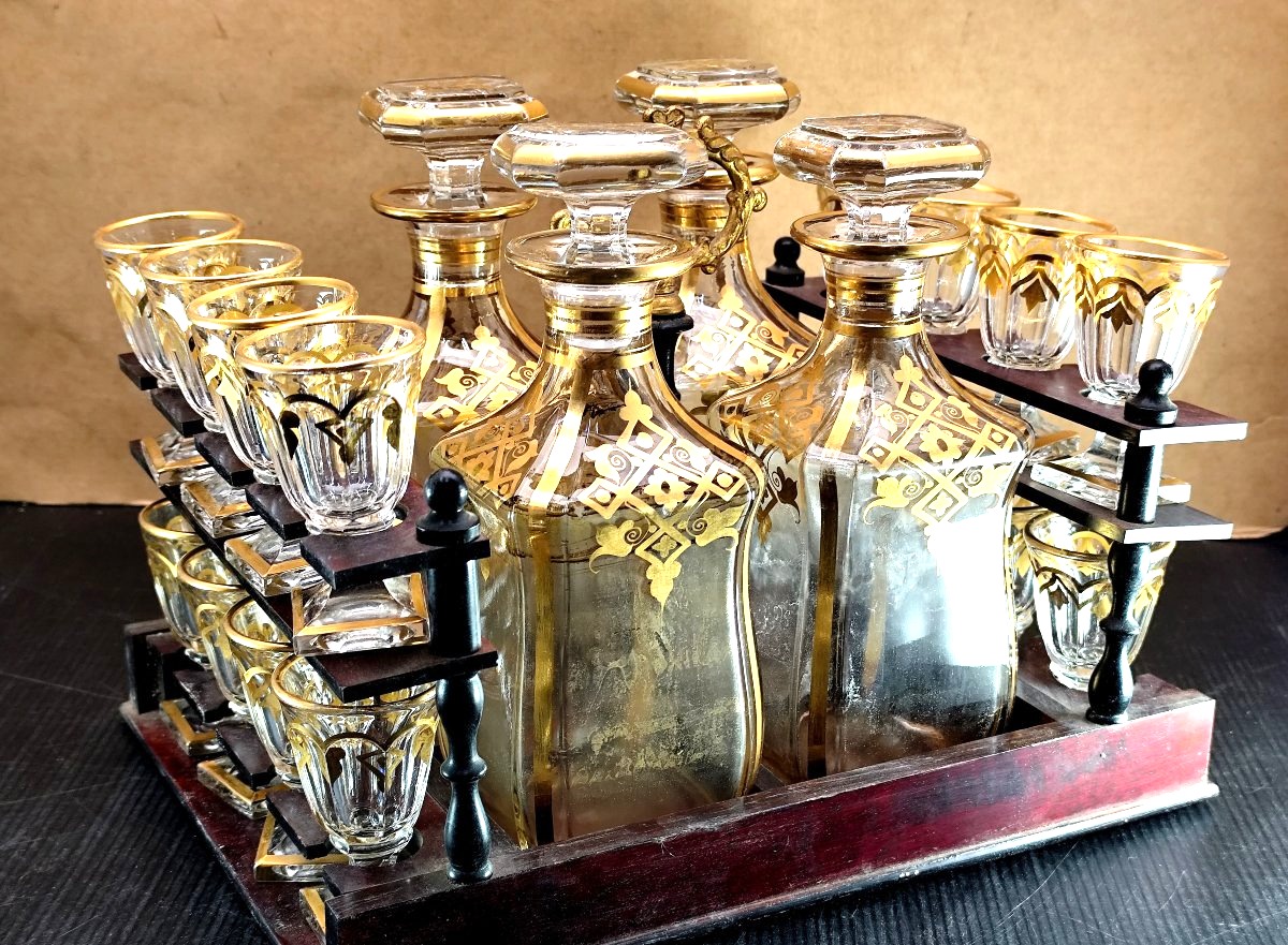  Cristallerie dorée de Cave à liqueur complète : 16 verres, 4 flacons. Baccarat 1850-photo-3