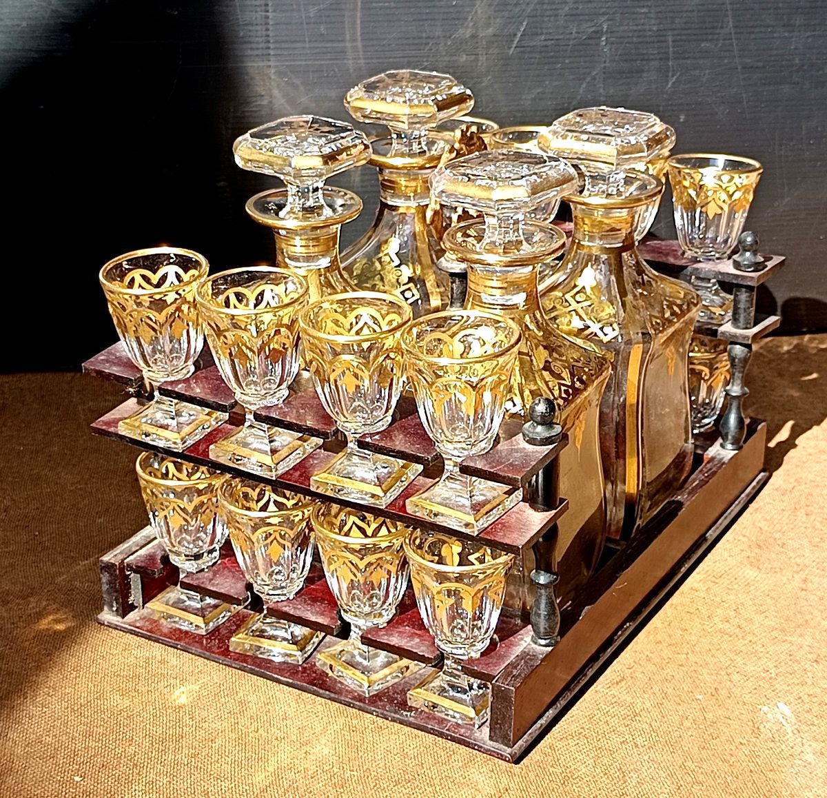  Cristallerie dorée de Cave à liqueur complète : 16 verres, 4 flacons. Baccarat 1850