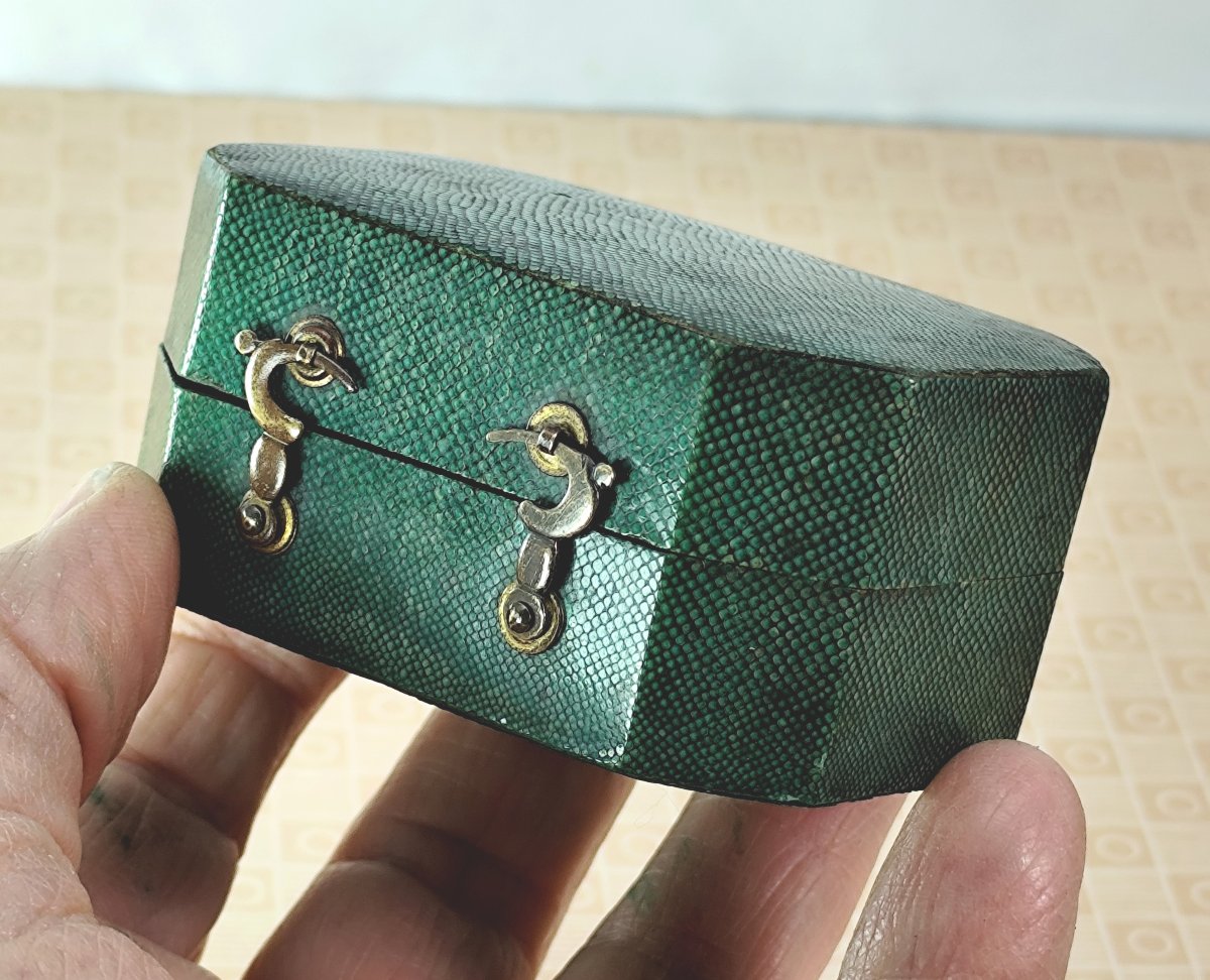 Etui de Tabatière précieuse, Galuchat vert Français, époque Louis XVI-photo-2