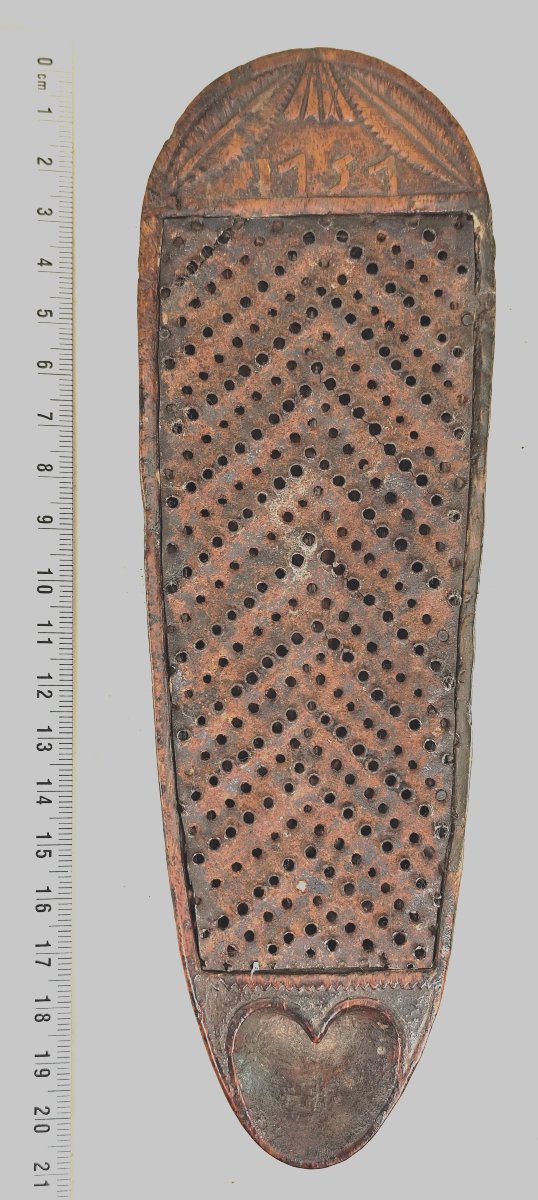 Râpe à tabac aux deux colombes, bois fruitier de 1757, complète-photo-3