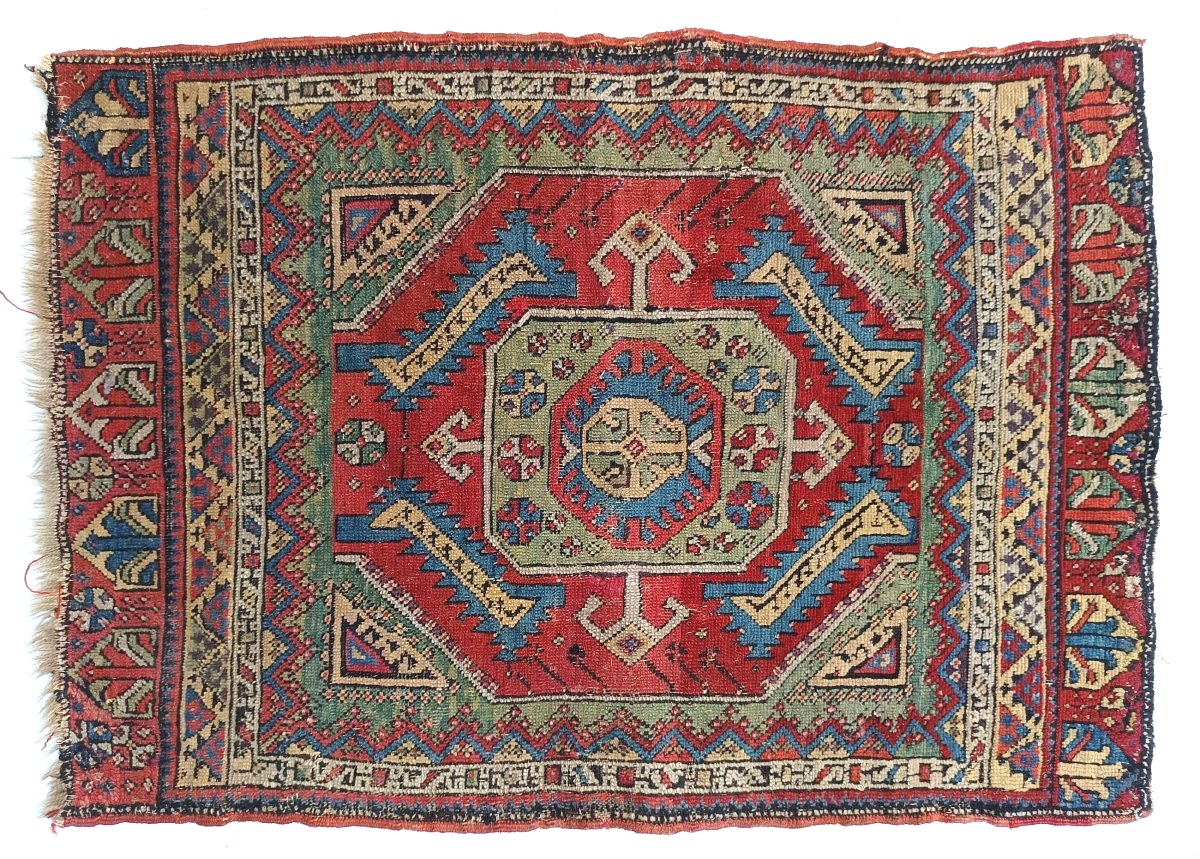 Petit tapis caucasien ancien Kazak ? XIXe siècle – décor géométrique, belle patine