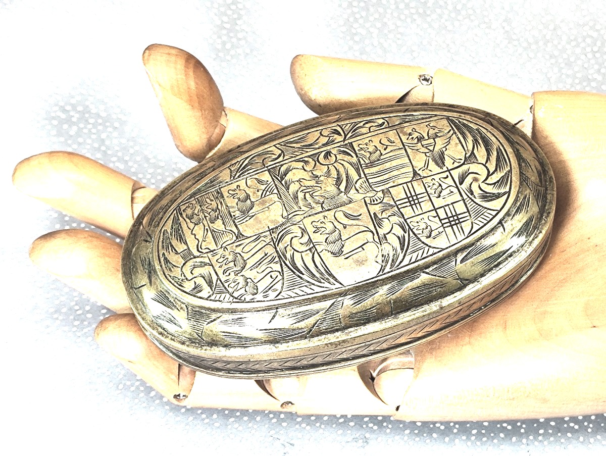 18th C Dutch Snuffbox, Engraved, Heraldic And Playful: Upside-down Faces, Good Condition-photo-2