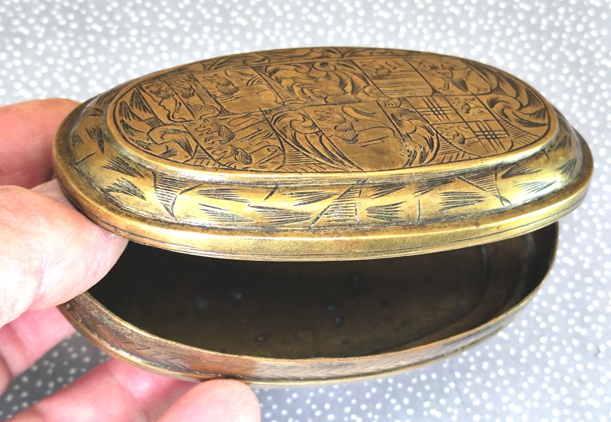 18th C Dutch Snuffbox, Engraved, Heraldic And Playful: Upside-down Faces, Good Condition-photo-2