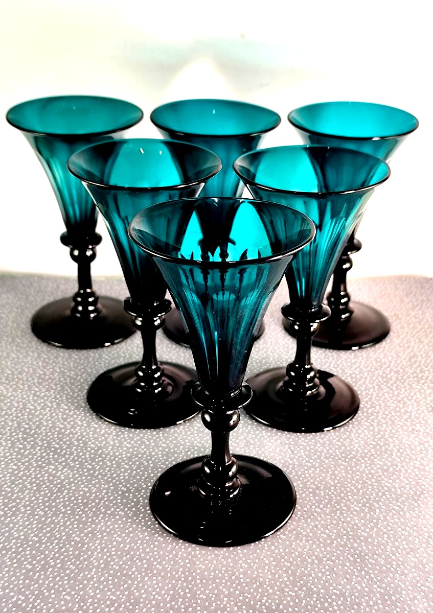 Demi-douzaine de verres en cristal vert émeraude – 19e siècle, Bristol?