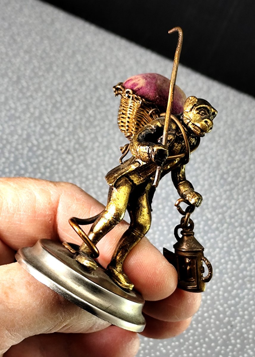Dressed Monkey, Small Napoleon III-era Pin Cushion-photo-4