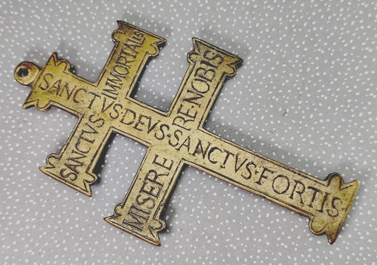 Croix de pèlerinage bronze gravé, Espagne, 18e siècle