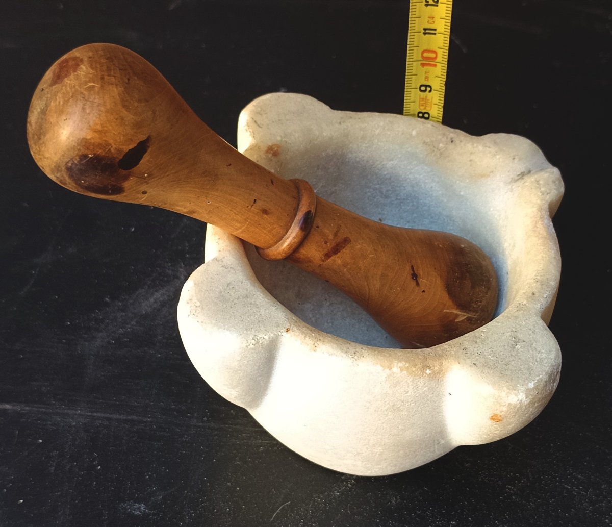 Tout petit mortier de Marbre blanc ; son pilon de buis tourné, fin 18e-photo-2