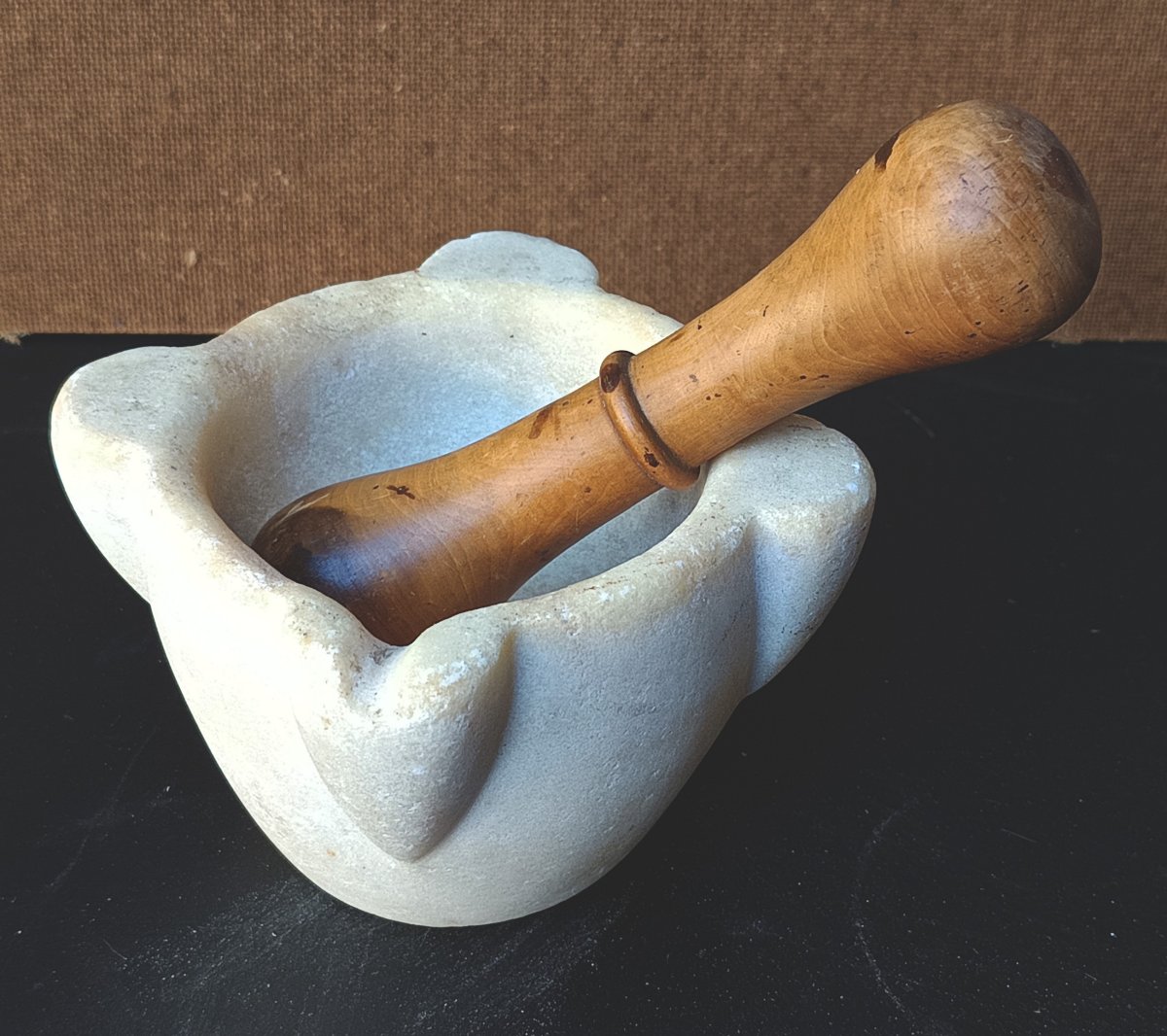 Tout petit mortier de Marbre blanc ; son pilon de buis tourné, fin 18e