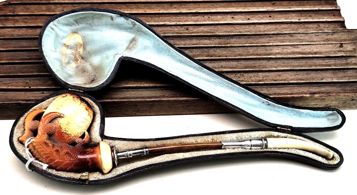 19th-century Long Pipe – “eagle’s Talons And Egg” Meerschaum Bowl With Original Case