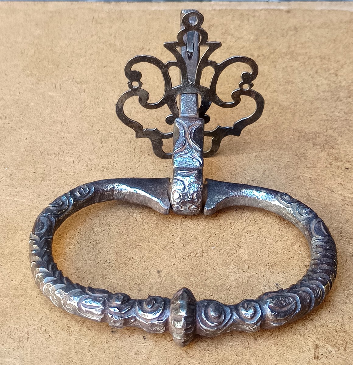 Marteau de porte à Tire-Langue, fer forgé gravé, époque Louis XV