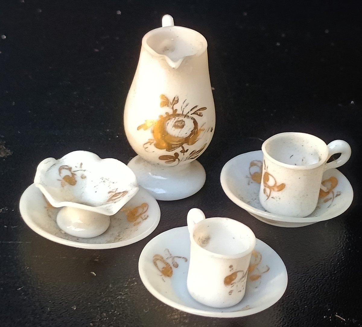 Minuscula: Tête à Tête opaline dorée, en  coffret vannerie, 19e siècle