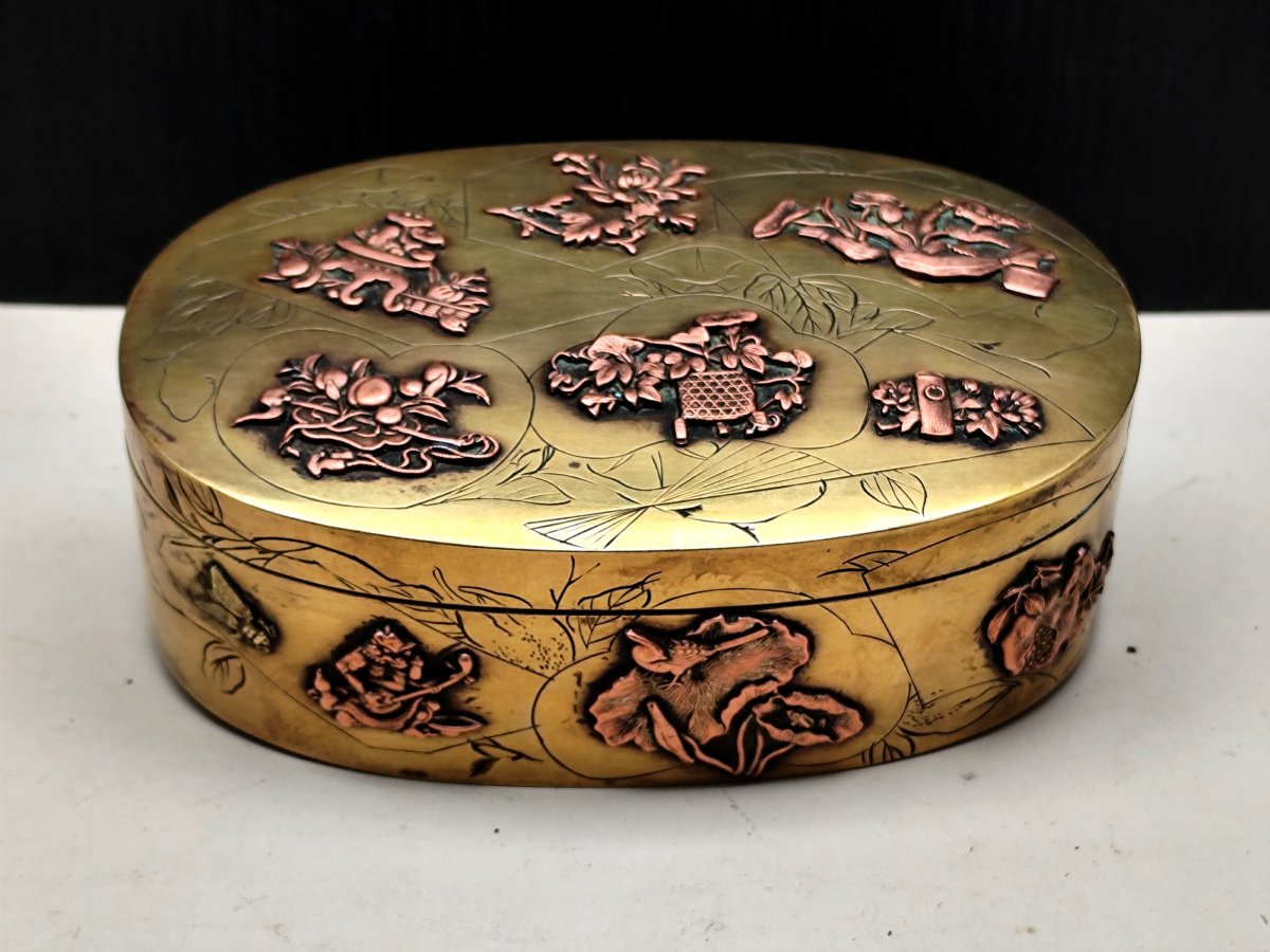 Belle boîte ovale gravée et incrustée, Japon, fin 19e siècle