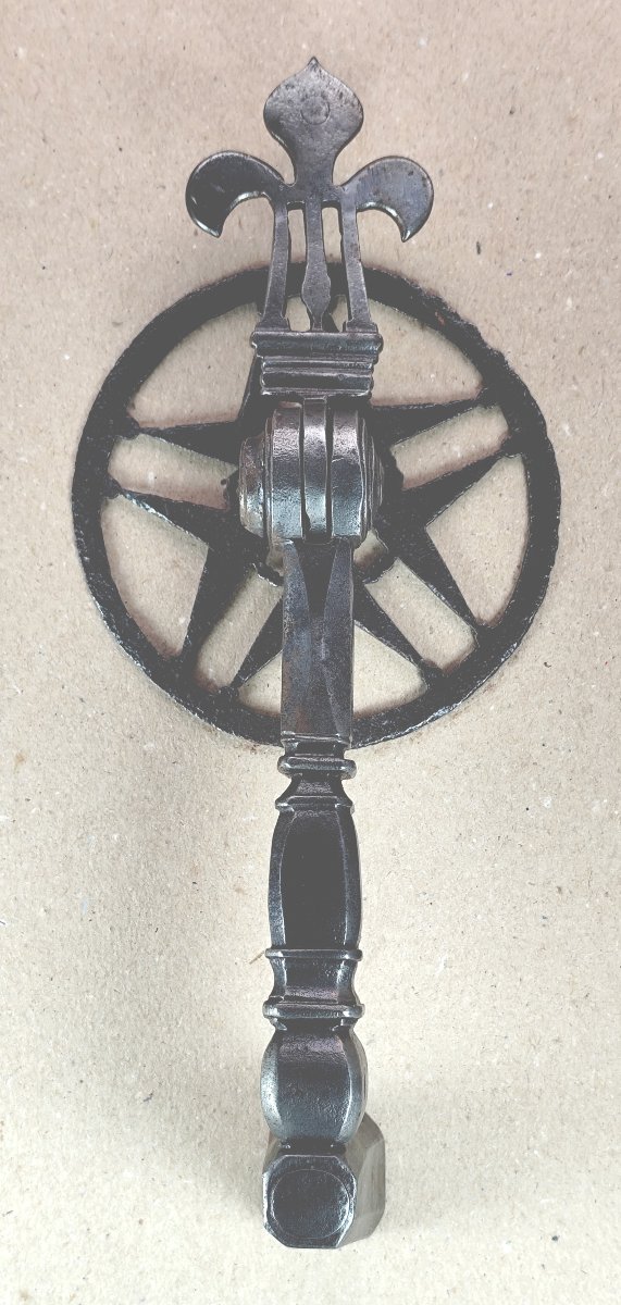 Beau grand Marteau de porte fleur de lys en fer forgé – XVIIᵉ siècle-photo-2
