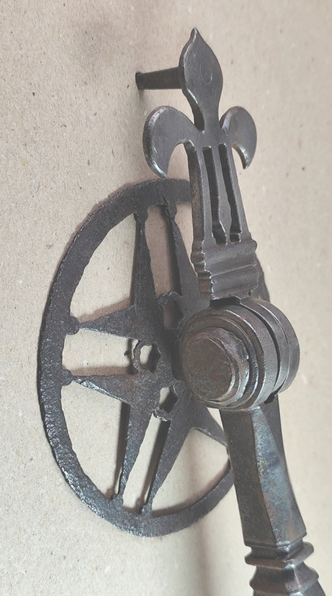 Beau grand Marteau de porte fleur de lys en fer forgé – XVIIᵉ siècle-photo-3
