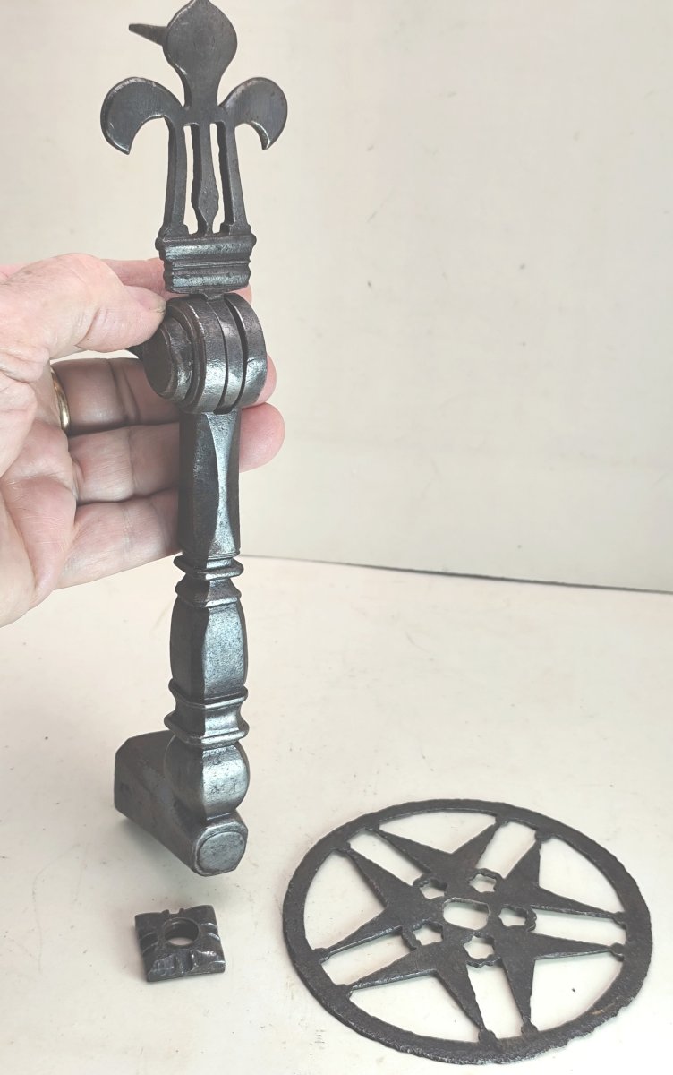 Beau grand Marteau de porte fleur de lys en fer forgé – XVIIᵉ siècle-photo-1