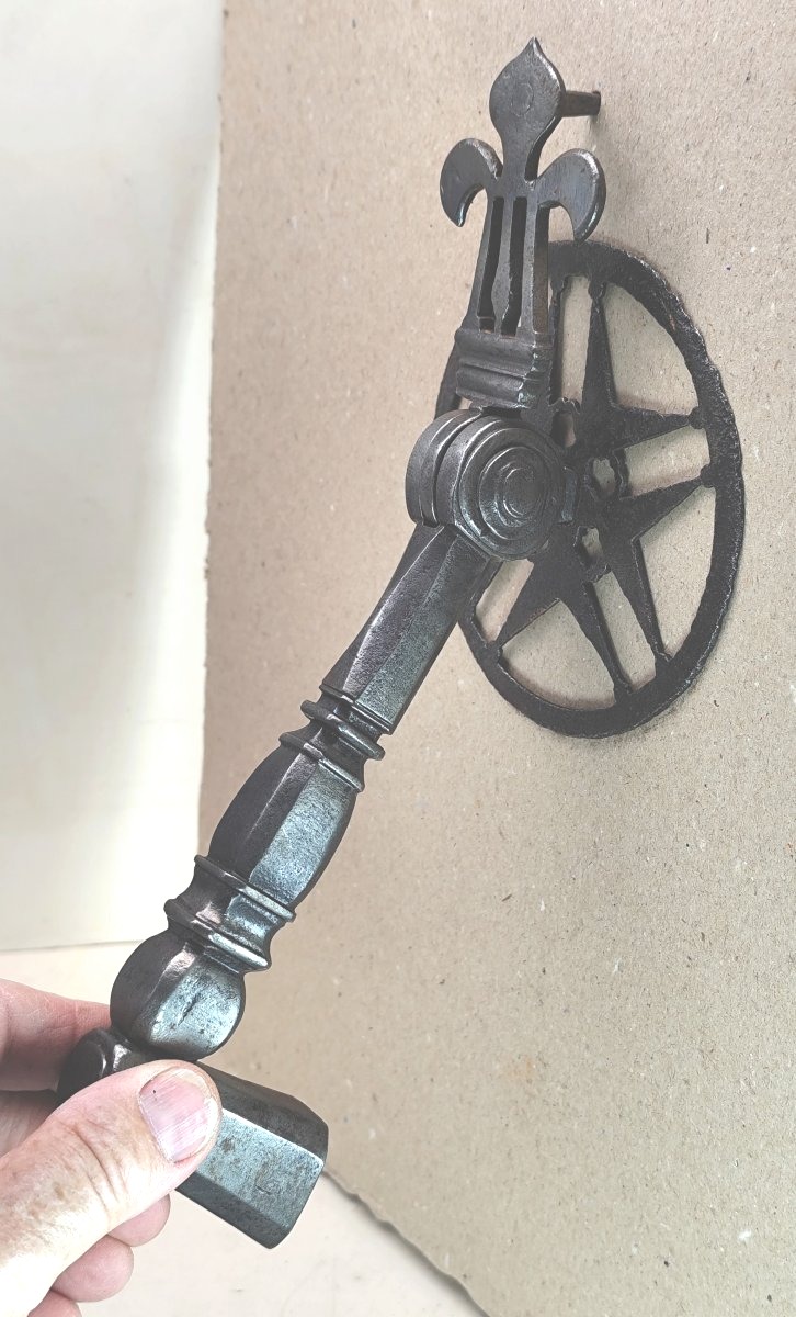 Beau grand Marteau de porte fleur de lys en fer forgé – XVIIᵉ siècle