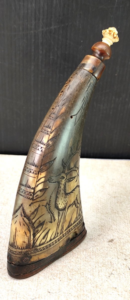 Hunting Powder Horn With Engraved Flower And Ten-point Stag, 1709-photo-1