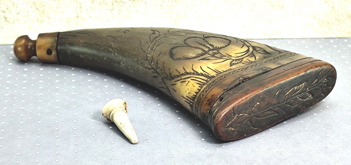 Hunting Powder Horn With Engraved Flower And Ten-point Stag, 1709-photo-2