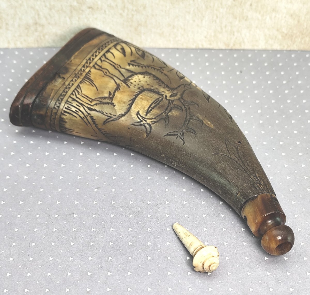 Hunting Powder Horn With Engraved Flower And Ten-point Stag, 1709-photo-3