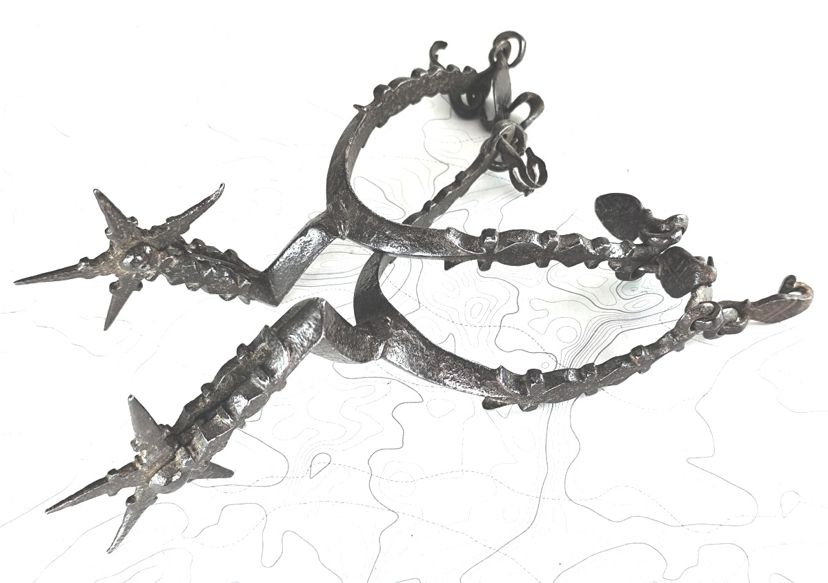 Musée : paire de beaux éperons fer forgé et gravé, Gothique tardif