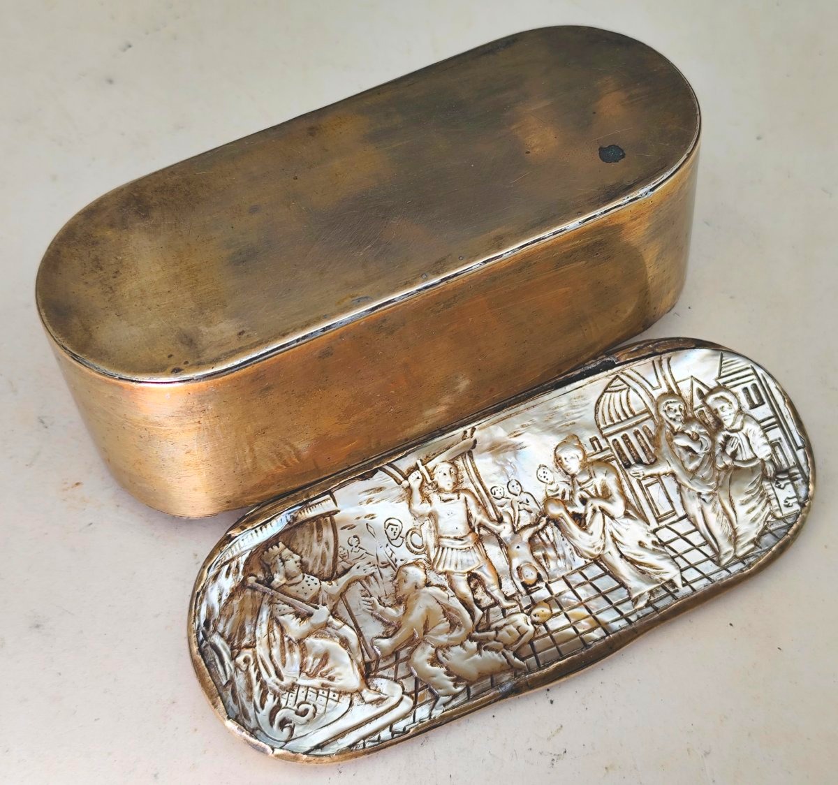 Le Jugement de Salomon, 17-18e siècle, Boîte à tabac nacre et laiton, bon état-photo-2