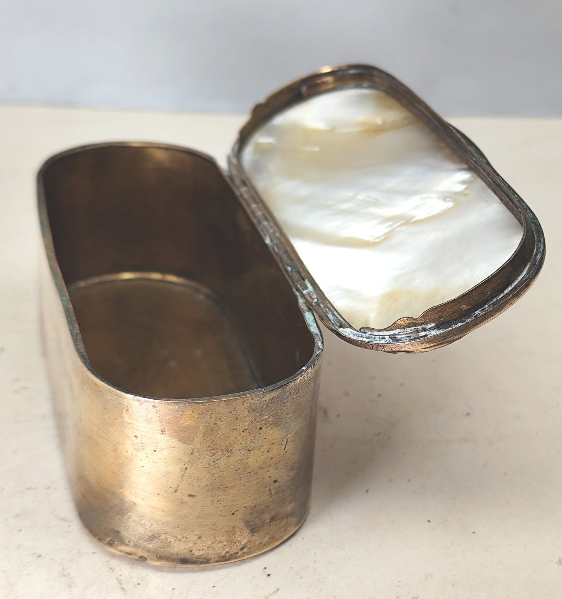Le Jugement de Salomon, 17-18e siècle, Boîte à tabac nacre et laiton, bon état-photo-1