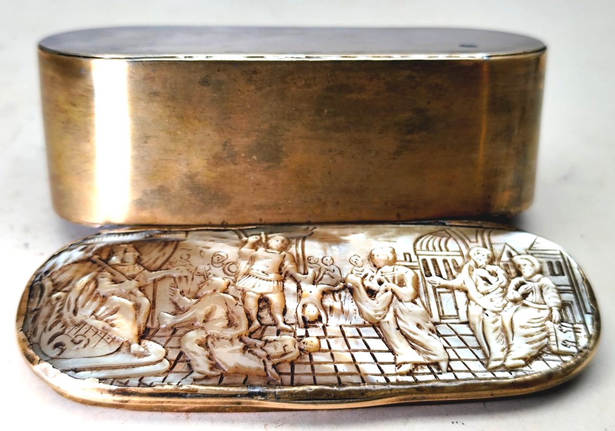 Le Jugement de Salomon, 17-18e siècle, Boîte à tabac nacre et laiton, bon état-photo-2