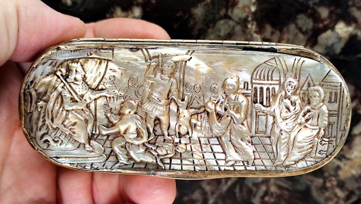 Le Jugement de Salomon, 17-18e siècle, Boîte à tabac nacre et laiton, bon état-photo-3