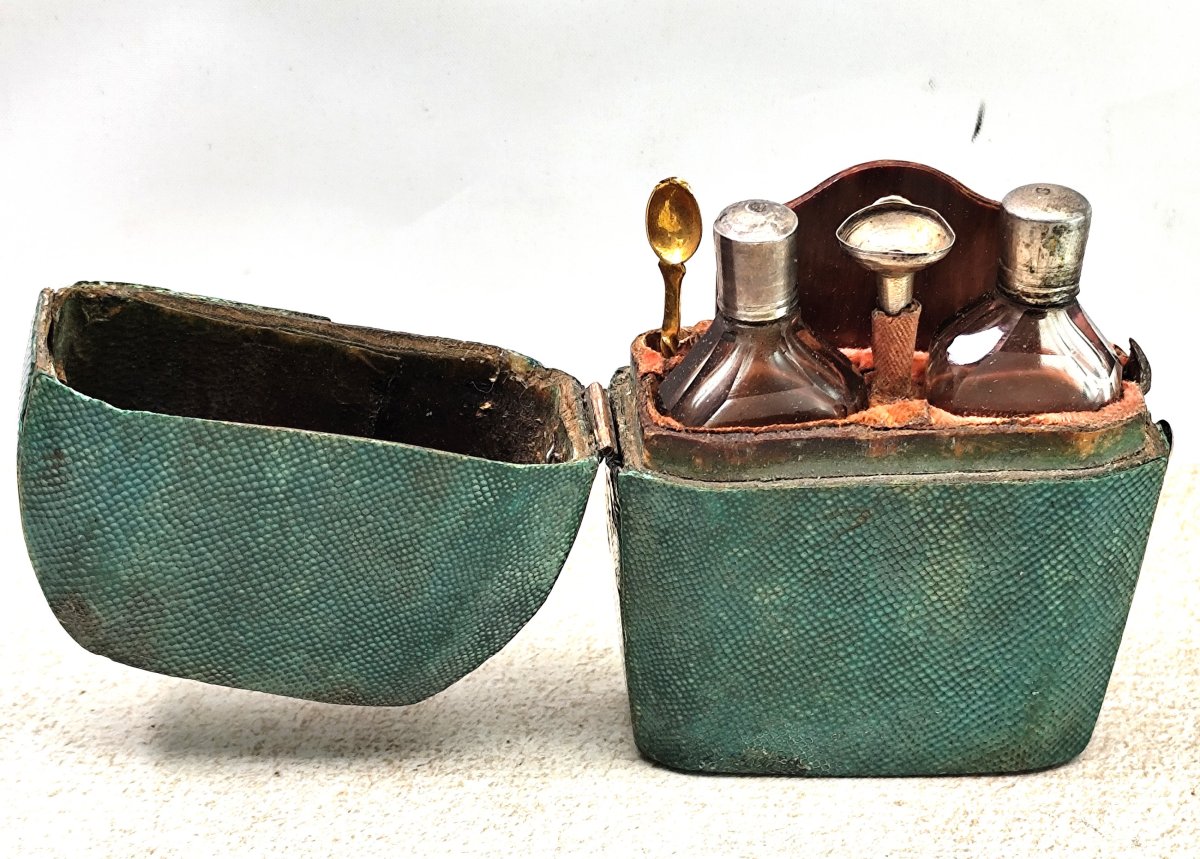 Nécessaire à Parfum, XVIIIe, Galuchat vert et argent, bon état