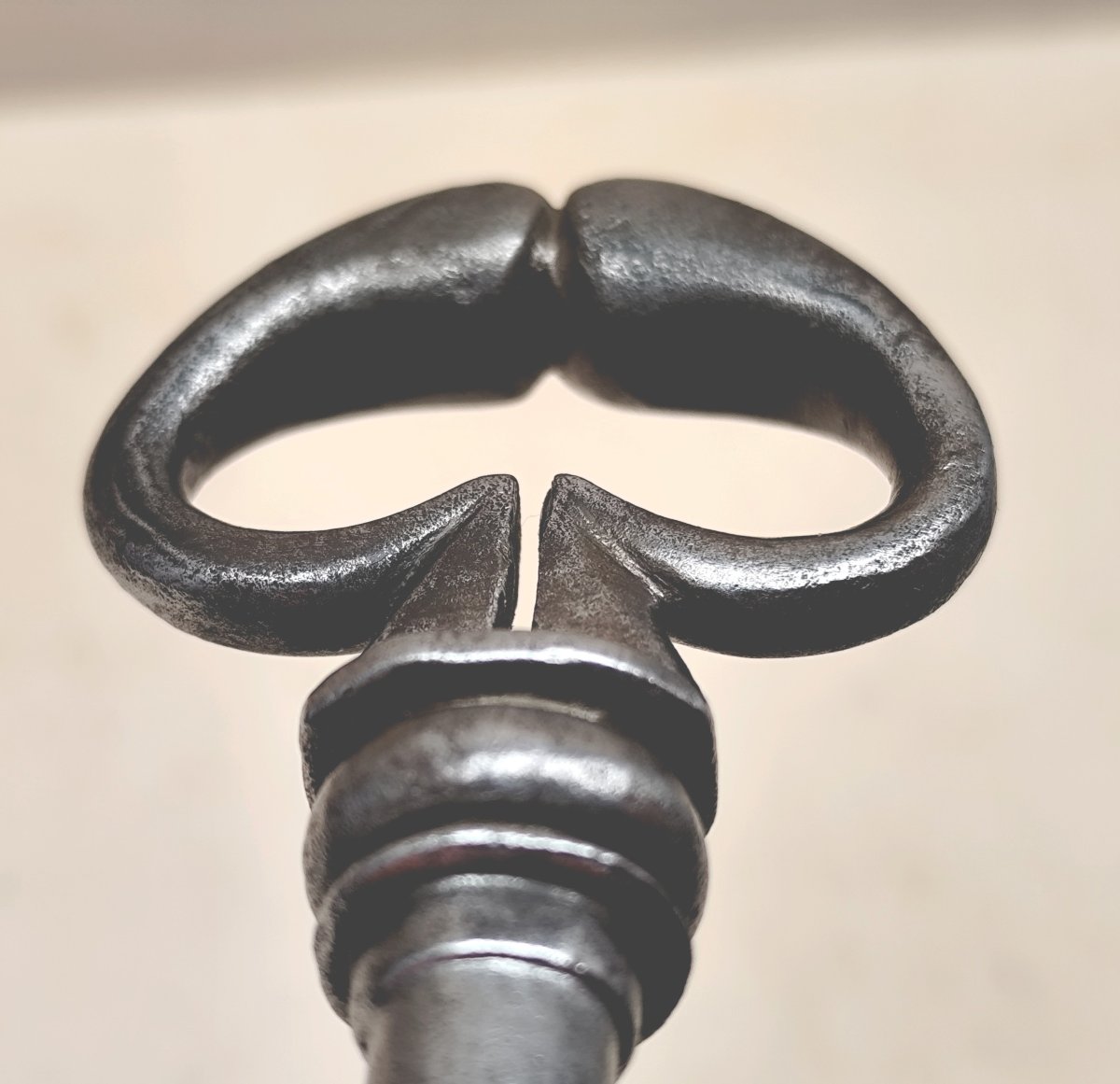 Powerful Forged Door Key, Louis XIV Period, A Classic Beauty Measuring 17.3 Cm -photo-2