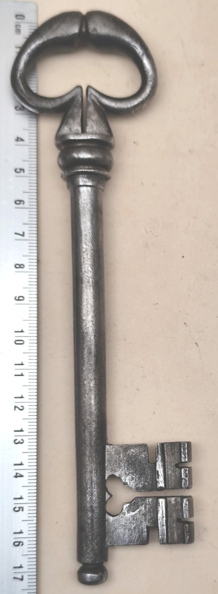 Powerful Forged Door Key, Louis XIV Period, A Classic Beauty Measuring 17.3 Cm -photo-3