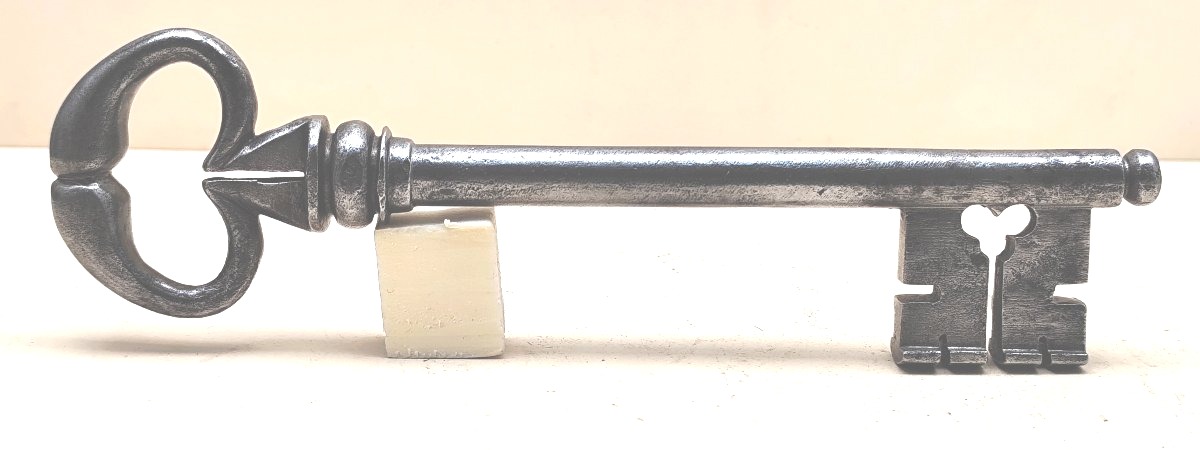 Powerful Forged Door Key, Louis XIV Period, A Classic Beauty Measuring 17.3 Cm 
