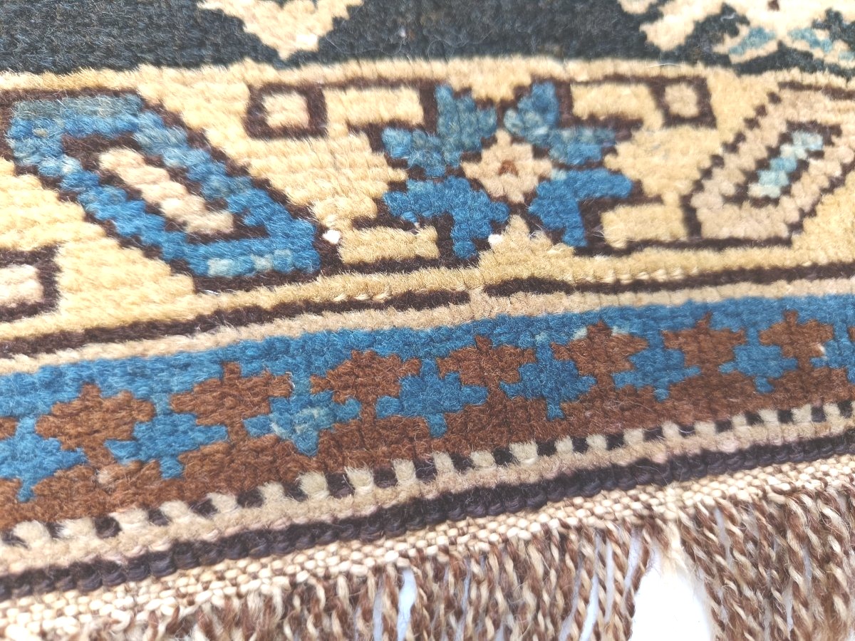 Joli tapis Caucase tribal ancien, à l’originale dissymétrie-photo-4