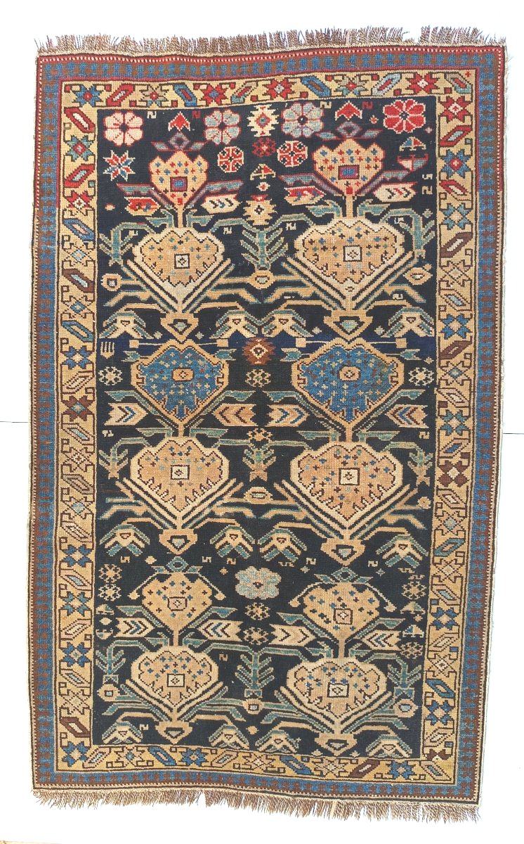 Joli tapis Caucase tribal ancien, à l’originale dissymétrie