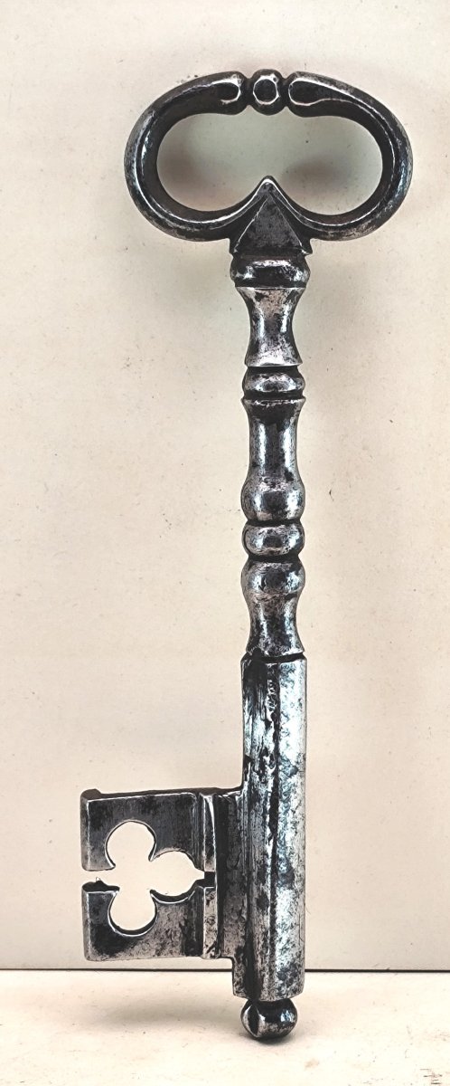 Late 18th-century Chest Key With Fine Turned Detailing; Shows Signs Of Wear.-photo-4