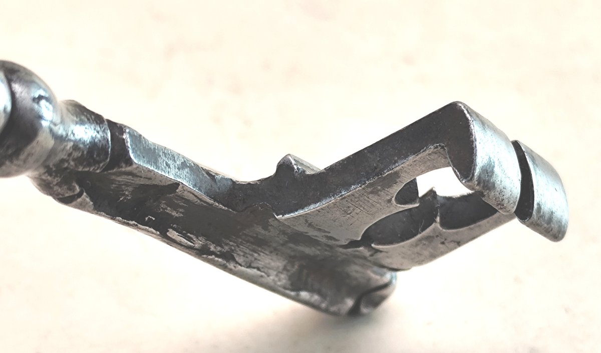Late 18th-century Chest Key With Fine Turned Detailing; Shows Signs Of Wear.-photo-2