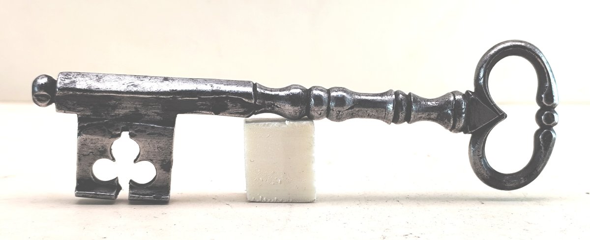 Late 18th-century Chest Key With Fine Turned Detailing; Shows Signs Of Wear.-photo-4