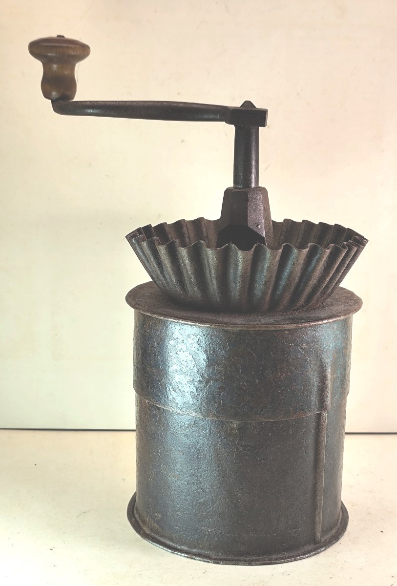 Imposing Wrought-iron Coffee Grinder, 18th–19th Century-photo-2