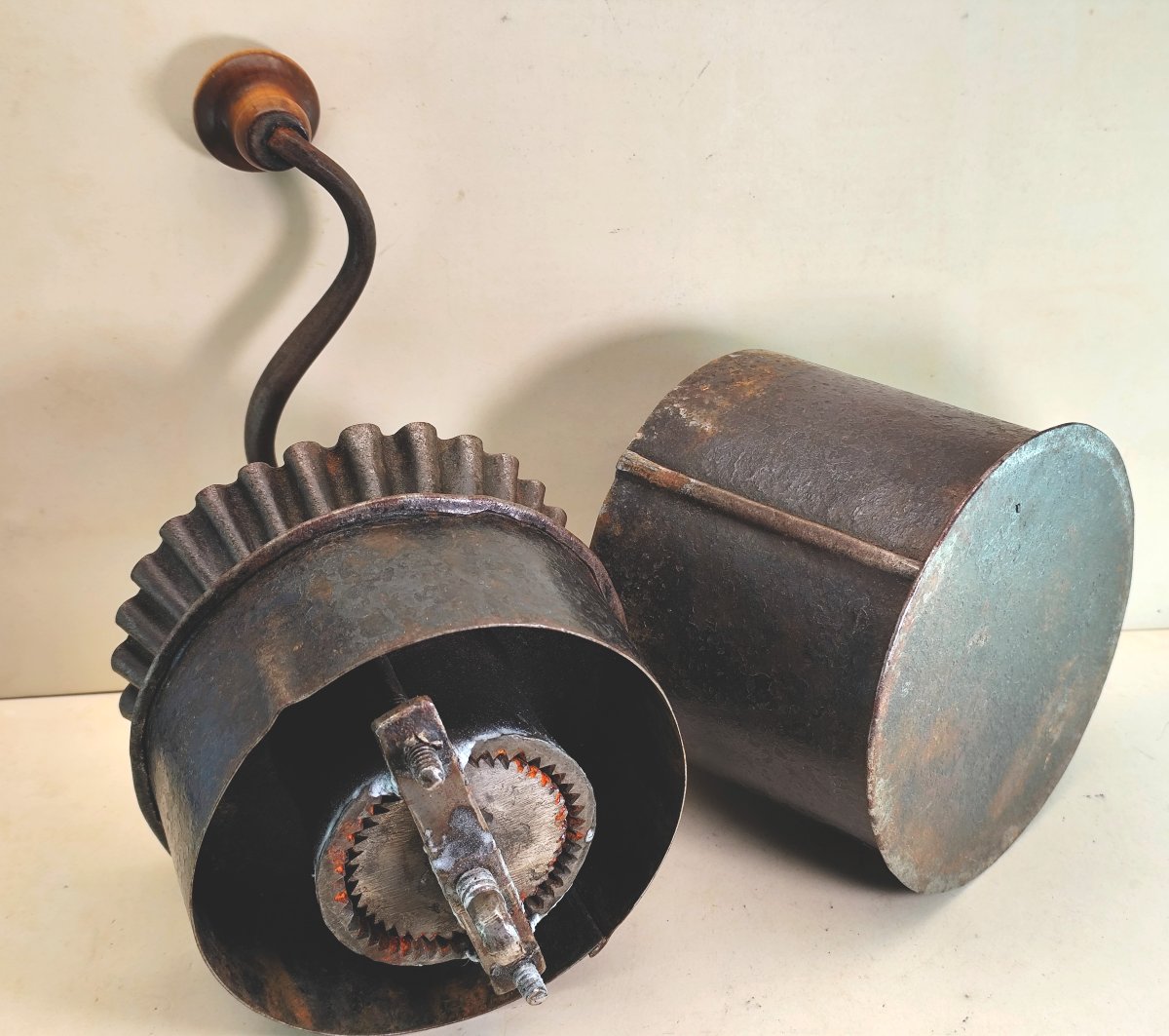 Imposing Wrought-iron Coffee Grinder, 18th–19th Century-photo-3