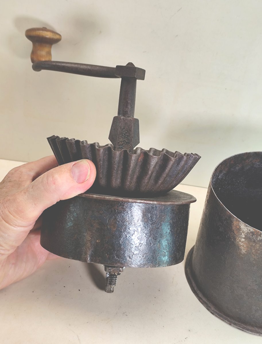 Imposing Wrought-iron Coffee Grinder, 18th–19th Century-photo-4