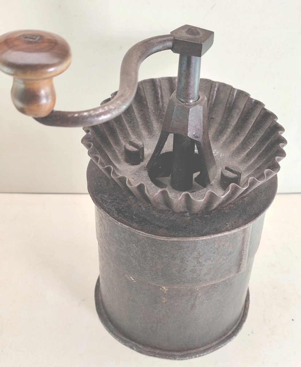 Imposing Wrought-iron Coffee Grinder, 18th–19th Century-photo-4