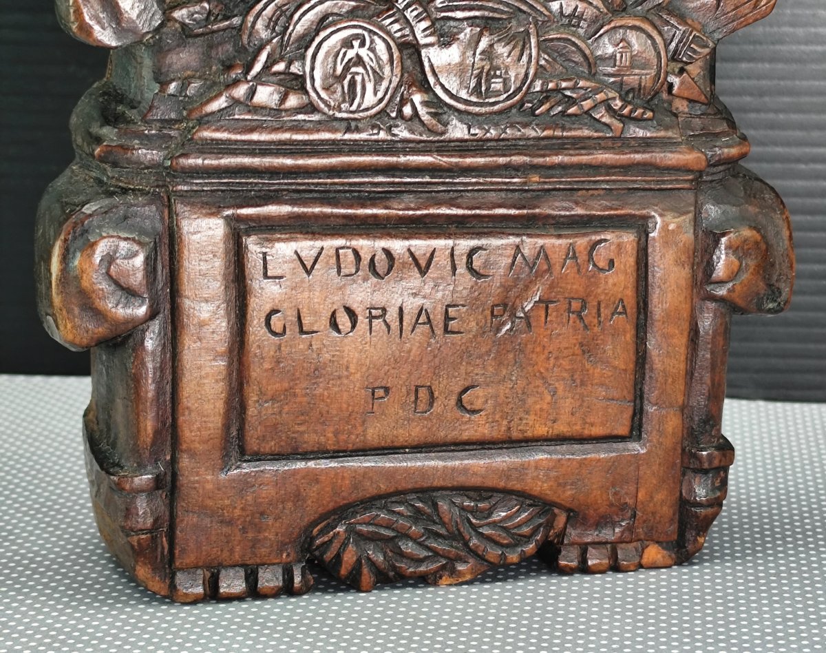 Louis le Grand - Stèle miniature noyer sculpté, objet unique et patriotique, XVIIe siècle-photo-1