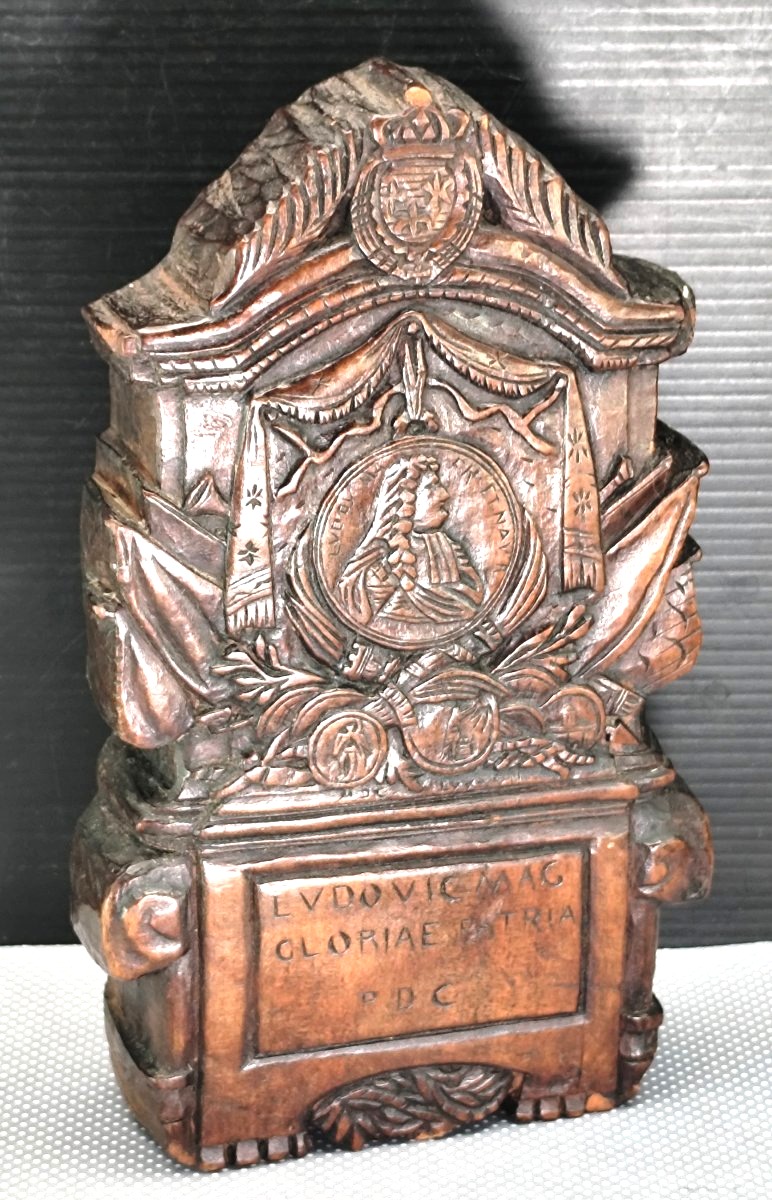 Louis le Grand - Stèle miniature noyer sculpté, objet unique et patriotique, XVIIe siècle