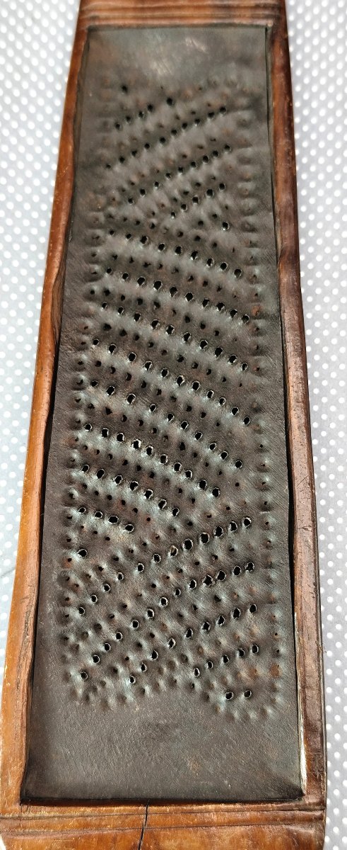 A Finely Crafted Tobacco Grater From Nîmes With A Carved Center, Plain Rosewood, 18th Century-photo-3