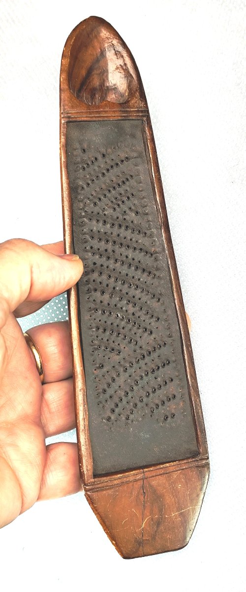 A Finely Crafted Tobacco Grater From Nîmes With A Carved Center, Plain Rosewood, 18th Century-photo-4