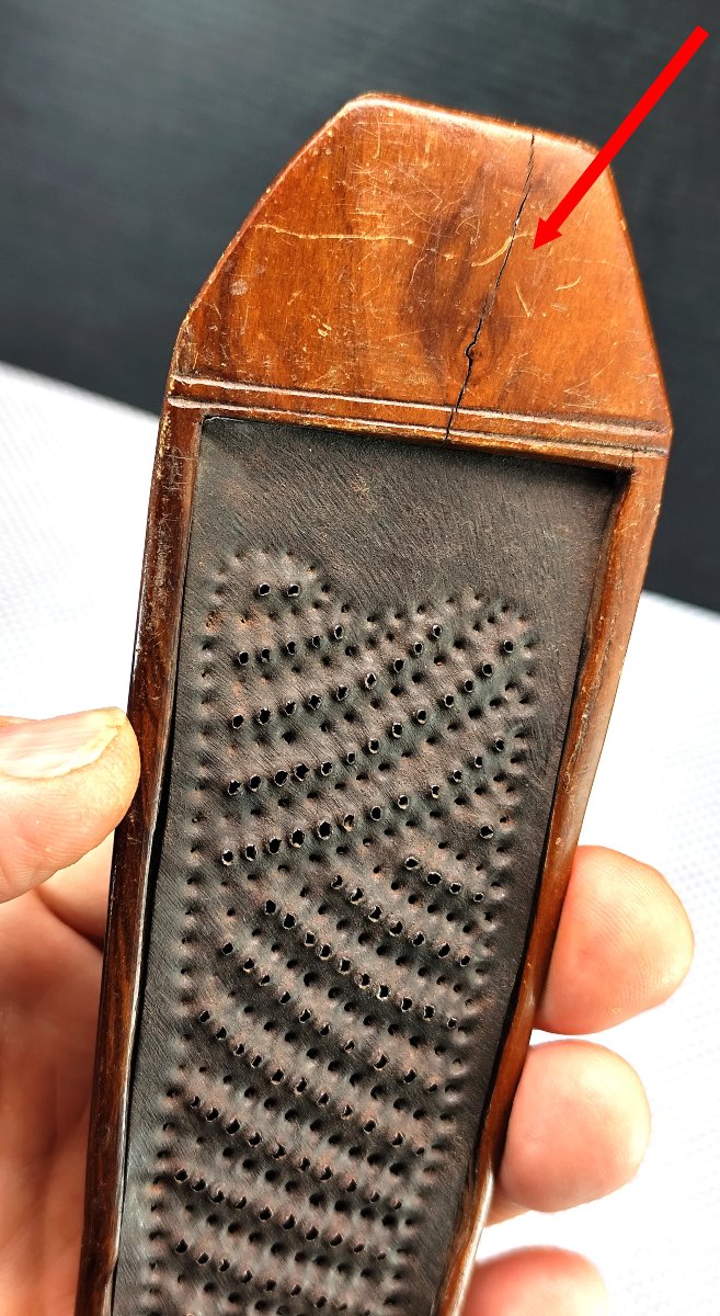 A Finely Crafted Tobacco Grater From Nîmes With A Carved Center, Plain Rosewood, 18th Century-photo-3