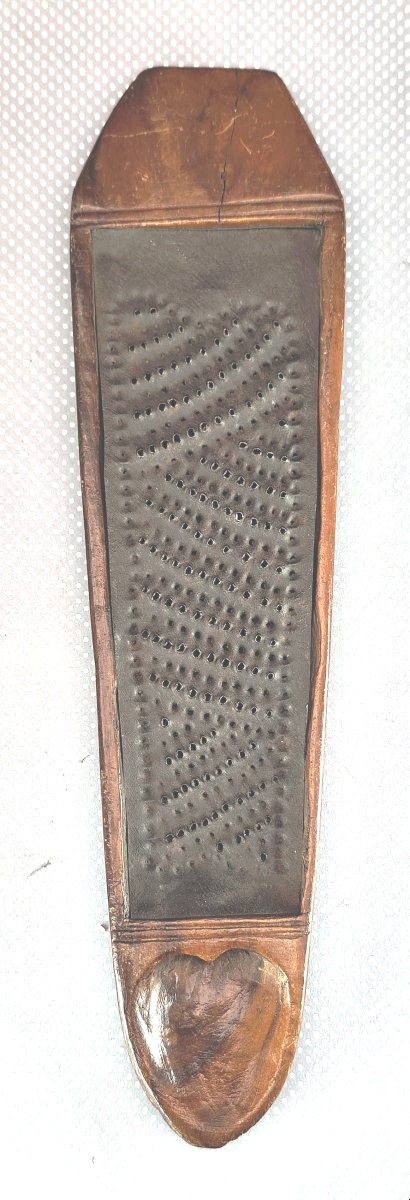 A Finely Crafted Tobacco Grater From Nîmes With A Carved Center, Plain Rosewood, 18th Century